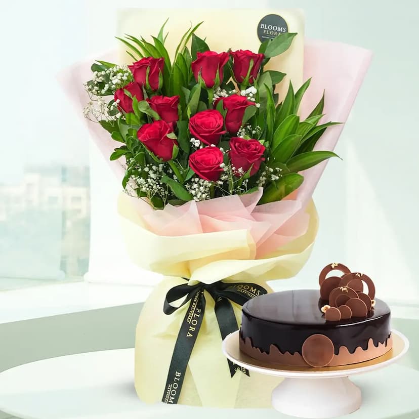 10 red roses bouquet with half kg chocolate cake