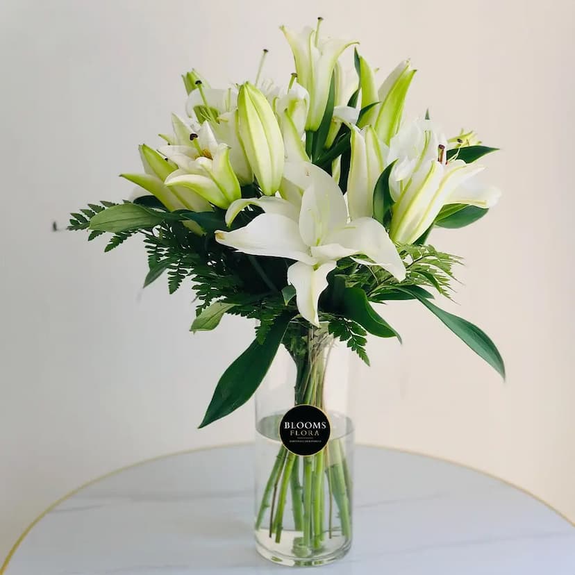 5 white lilies glass vase